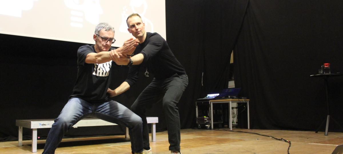 „Je später, desto besser“: Ex-FCA-Profi spricht sich für Handyverbot an Schulen aus