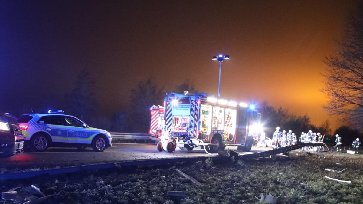 Unfall-auf-der-B17-Feuerwehr-befreit-eingeklemmten-Mann-aus-seinem-Auto