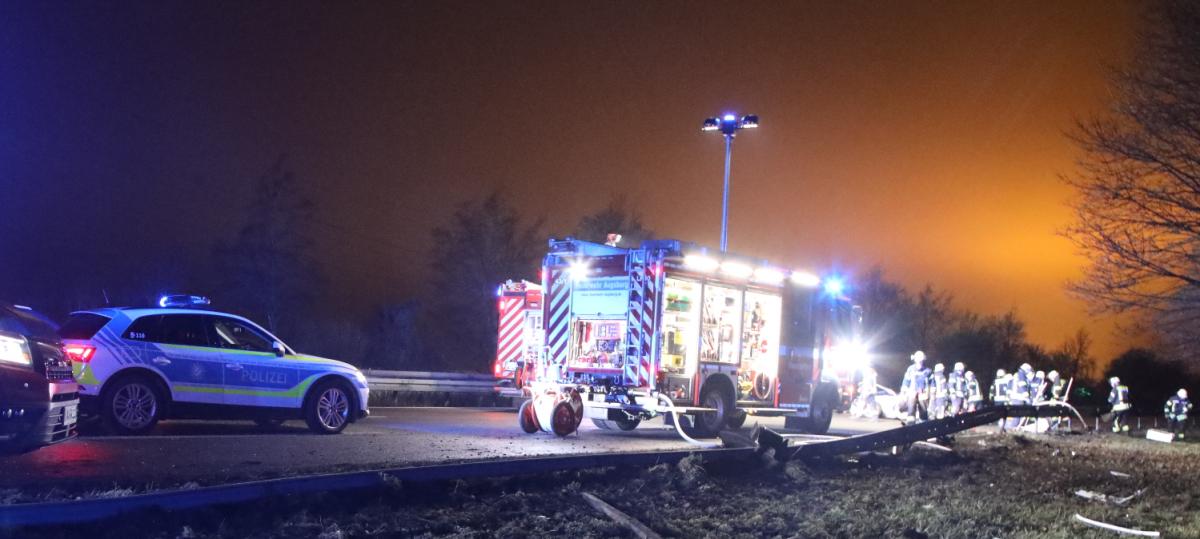 Unfall auf der B17: Feuerwehr befreit eingeklemmten Mann aus seinem Auto