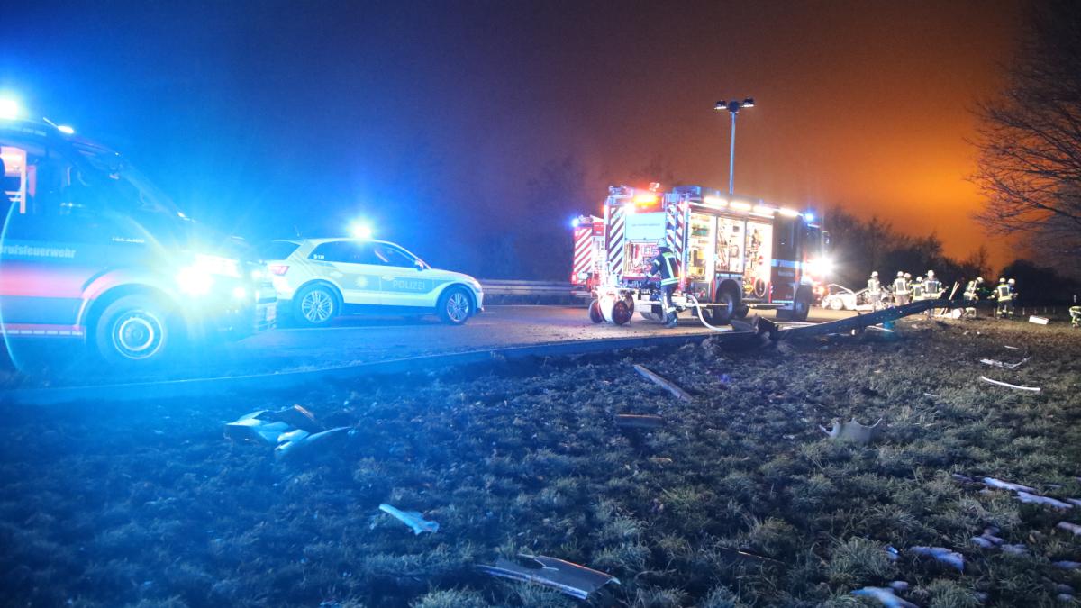 Autofahrer-nach-Unfall-auf-B17-eingeklemmt