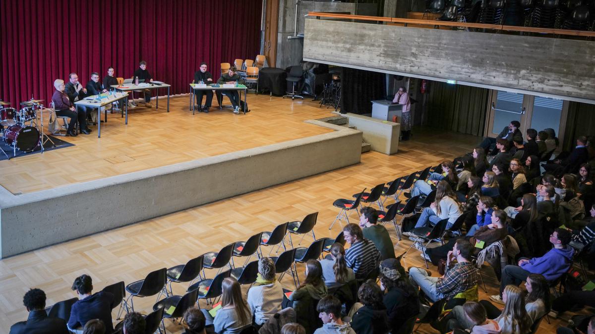 Politische-Debatte-am-DOG-Sch-lerinnen-und-Sch-ler-stellen-Kandidaten-entscheidende-Fragen