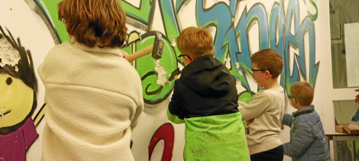 Ein erster Abriss: Schüler feiern Abschied von der alten Grundschule Nersingen