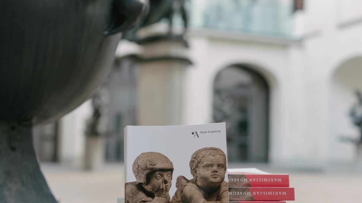 Auf-320-Seiten-durch-das-Maximilianmuseum-Was-beinhaltet-der-neue-Museumsf-hrer-