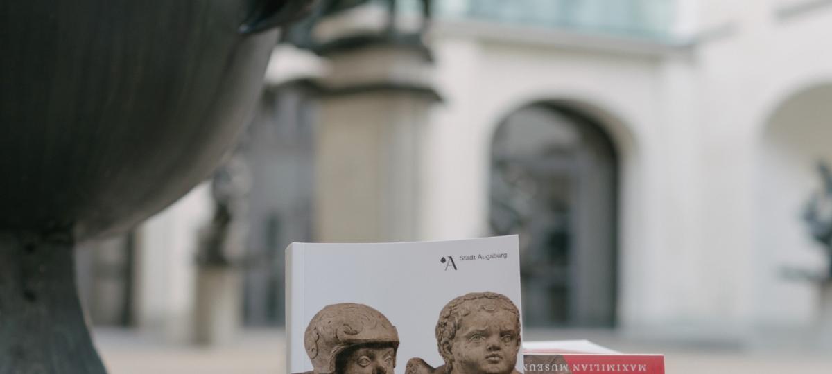 Auf 320 Seiten durch das Maximilianmuseum: Was beinhaltet der neue Museumsführer?