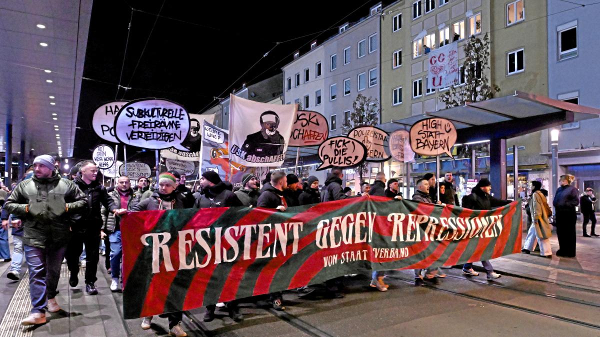 Nach-Razzia-im-City-Club-Mehr-als-1000-Menschen-demonstrieren-gegen-Polizeigewalt