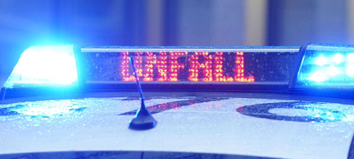 Autofahrer kommt am Kreisverkehr in Landsberg von der Fahrbahn ab