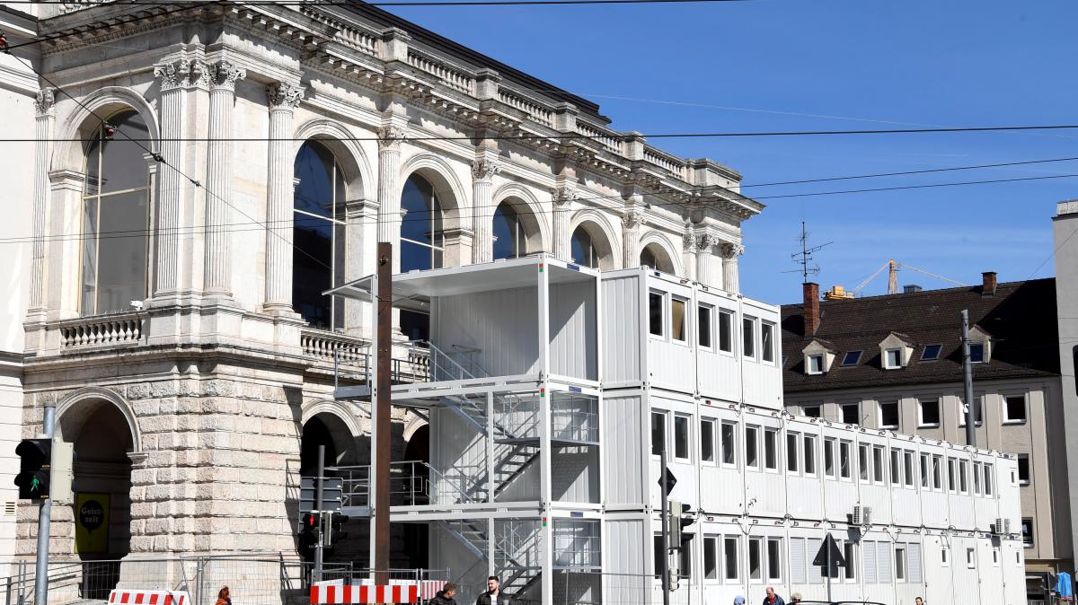 Baustelle-am-Staatstheater-erh-lt-gr-ere-Containeranlage