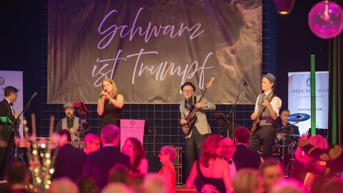 Illustre-G-ste-und-ein-heimlicher-Star-auf-der-Tanzfl-che-So-war-der-CSU-Ball-in-Neuburg