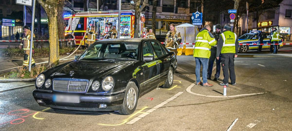 Zu schnell in die Kurve? 19-jähriger Autofahrer fährt Fußgängerin tot