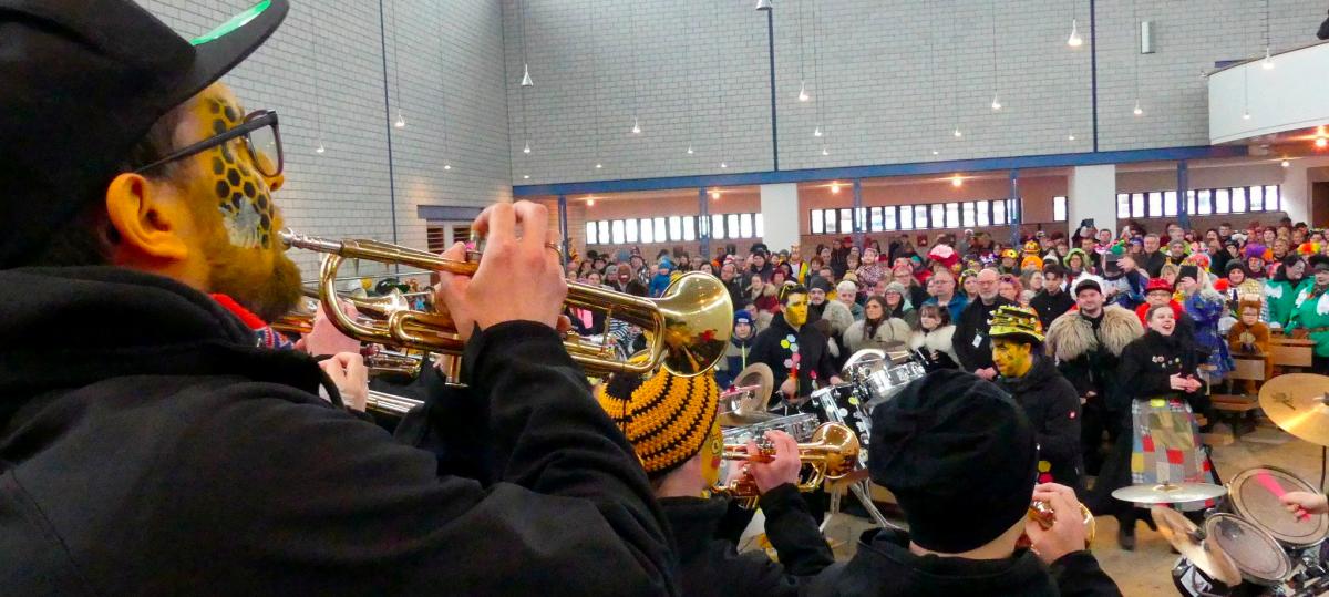 Närrische Messe am Morgen, großer Umzug am Nachmittag in Altenstadt