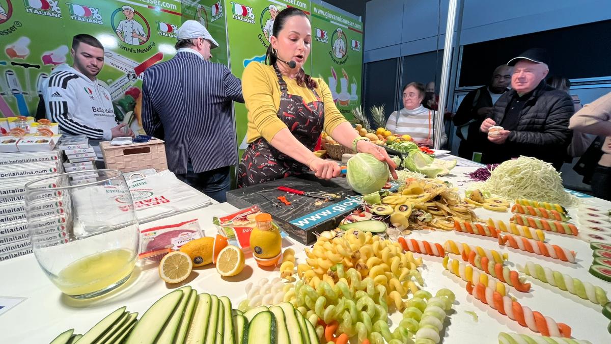 Roboter-backen-Waffeln-Gem-se-bekommt-Locken-unterwegs-auf-der-Gastro-Messe