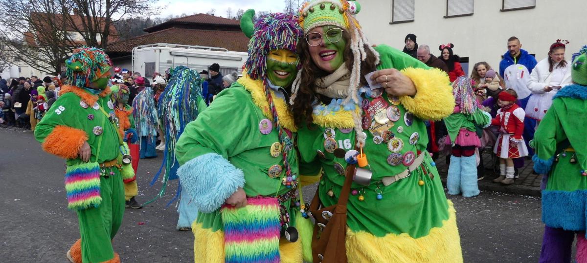 Die Sonne blinzelt in Altenstadt auf Tausende Narren, Musikanten und Zuschauer