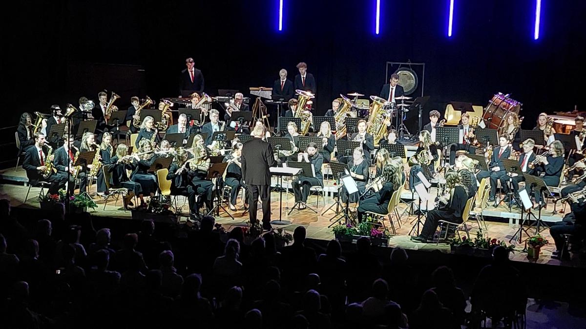 Die-Stadtjugendkapelle-spielt-mit-mehr-als-einem-L-cheln