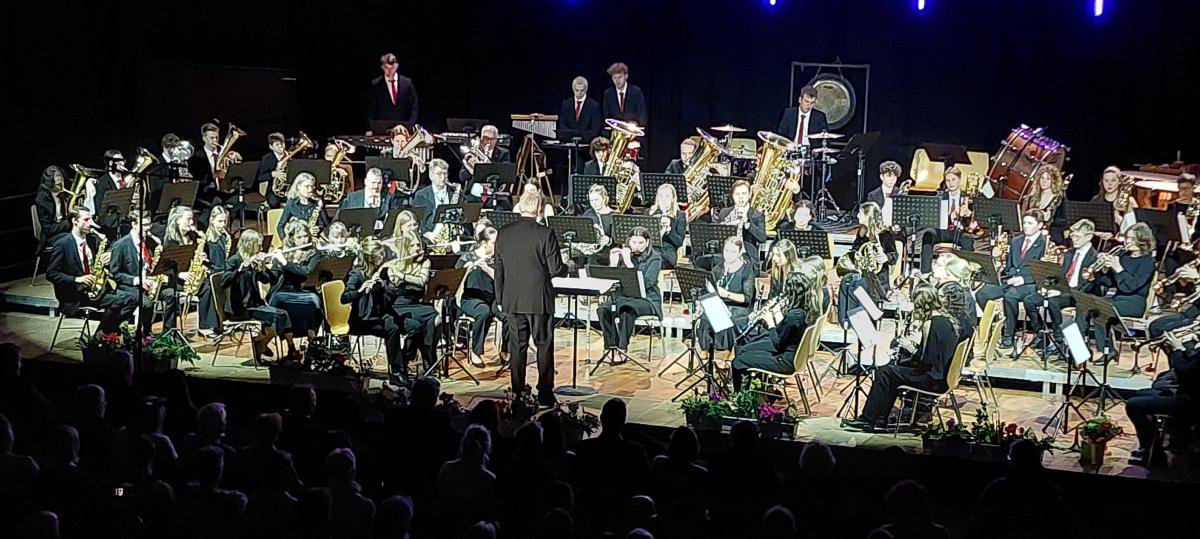 Die Stadtjugendkapelle spielt mit mehr als einem Lächeln