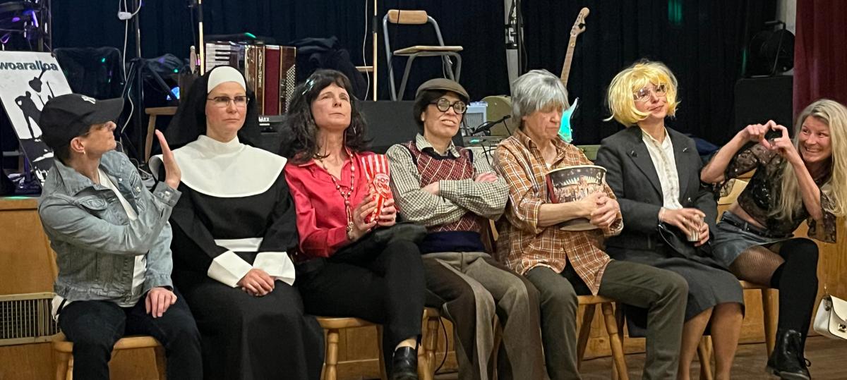 Beim Weiberkranzl in Raisting herrscht faschingsmäßige Hochstimmung