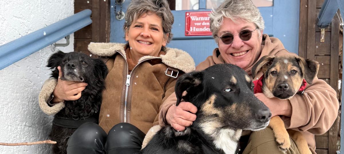 Zwei Frauen, die ein riesengroßes Herz für Tiere haben