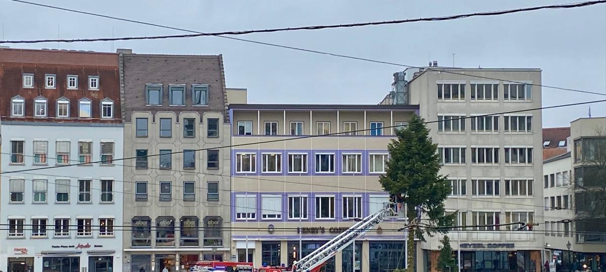 Der Christbaum wird zum Narrenbaum: Was am Rathausplatz im Fasching noch alles geboten ist