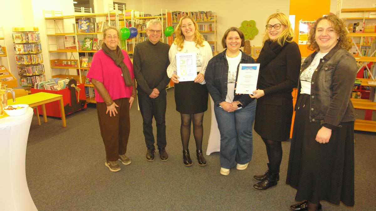 Auszeichnung-In-der-Marktb-cherei-Aindling-ist-die-Demokratie-zu-Hause