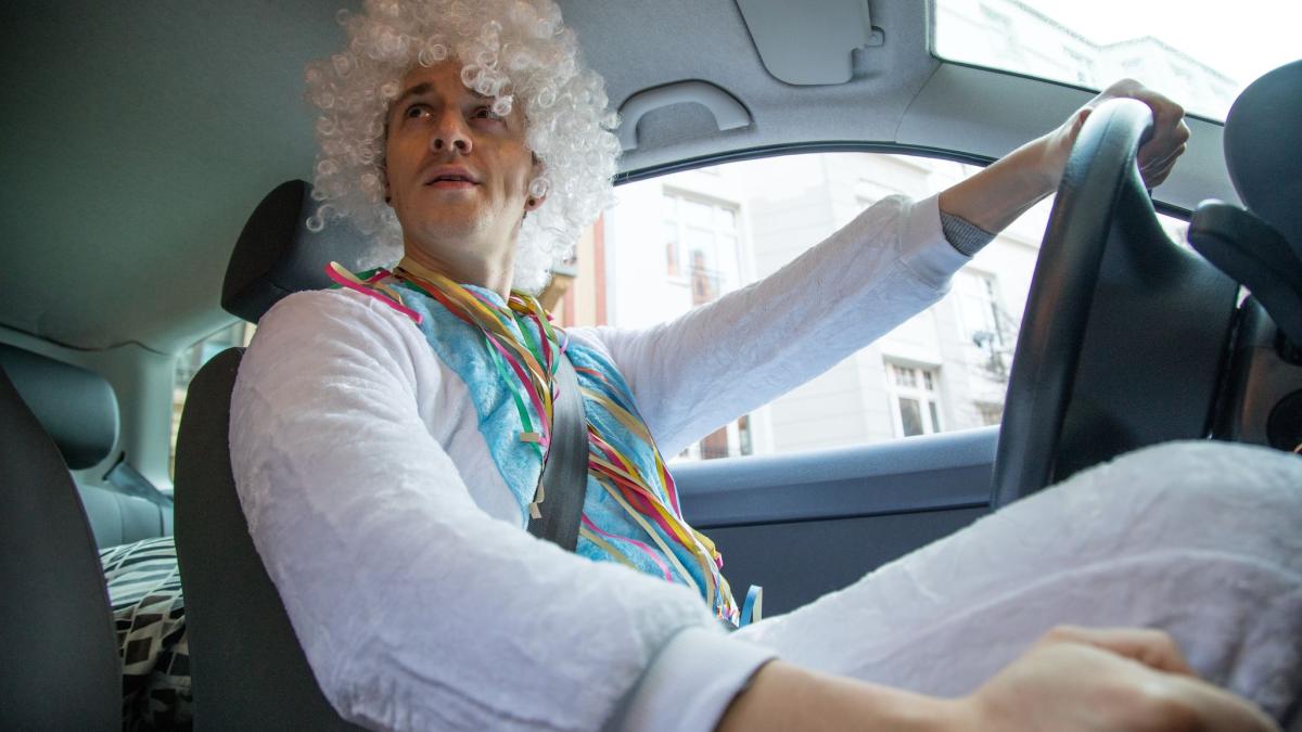 Karnevalkost-m-im-Verkehr-So-fahren-Dino-und-Hexe-sicher