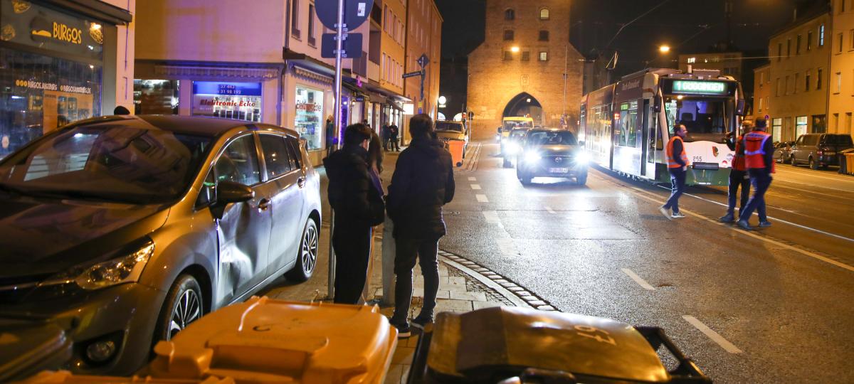 Unfall in der Jakoberstraße: Auto kollidiert mit Straßenbahn