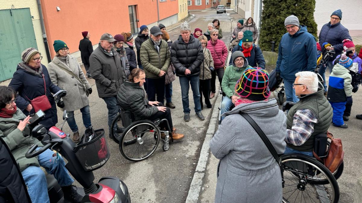 Im-Test-Mit-dem-Rollstuhl-durch-Wertingens-Innenstadt