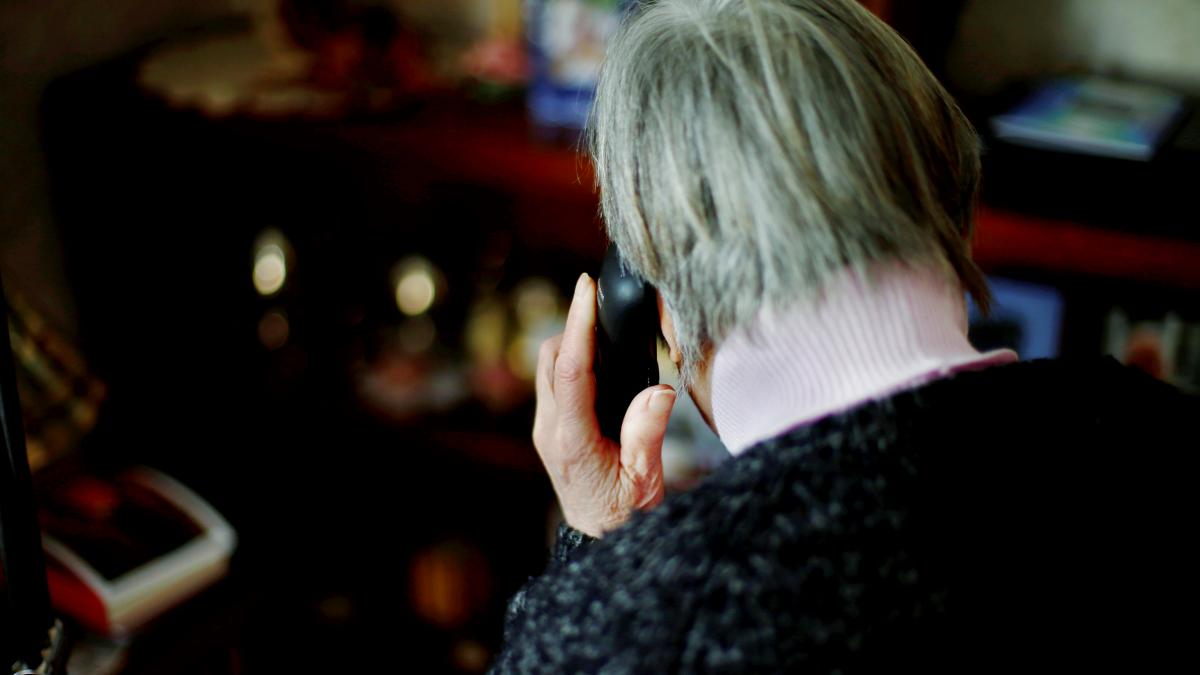 Telefon-Betr-ger-bringen-88-J-hrige-um-viel-Geld