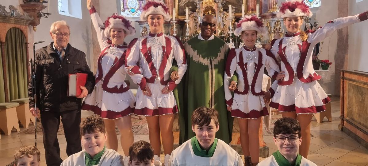 Pfarrer feiert mit Fasenachtsnarren