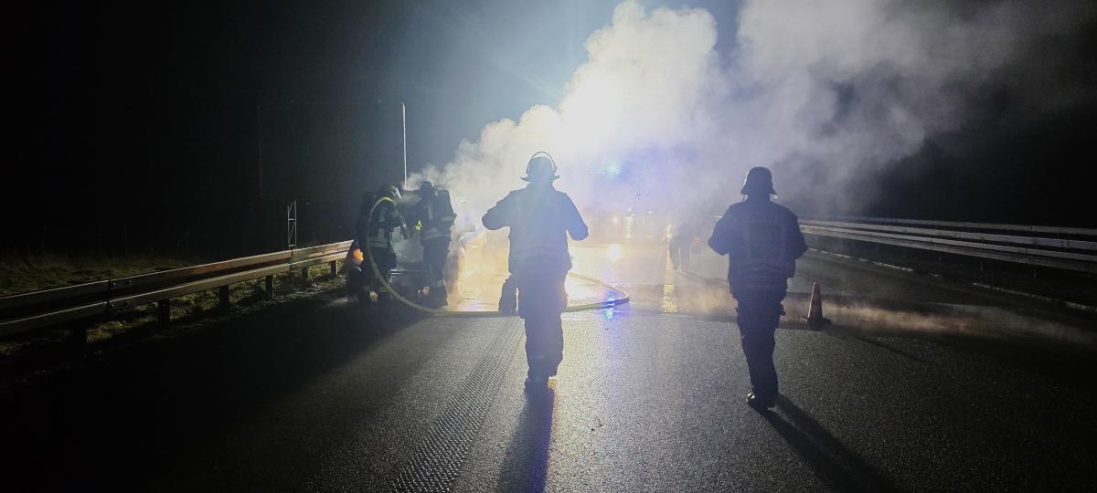 Verkehr rast an Unfallwagen vorbei
