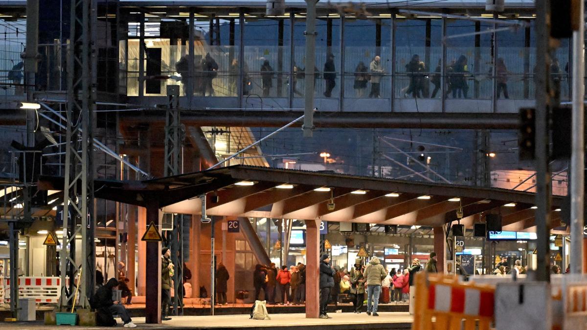 Stundenlang-kein-Zugverkehr-Stellwerk-St-rung-l-st-Chaos-am-Ulmer-Hauptbahnhof-aus