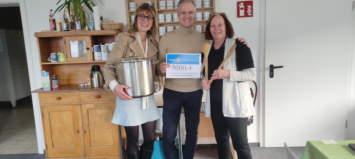 Rotary Fuggerstadt übergibt Spende an MutmacherMenschen