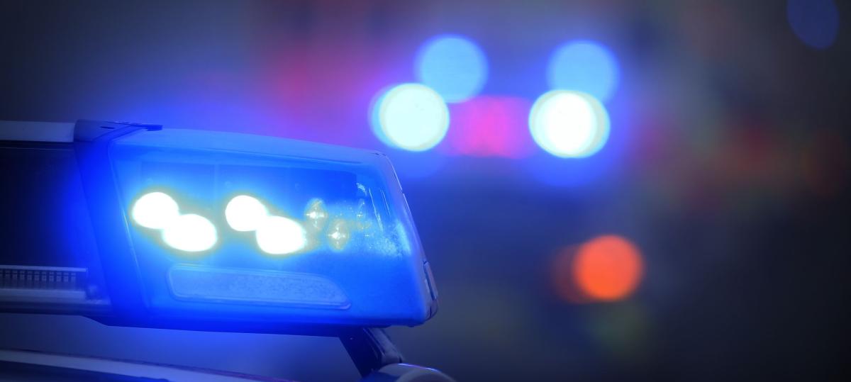 Ein Mann ohne Wohnsitz bricht in eine Firma ein, um zu übernachten