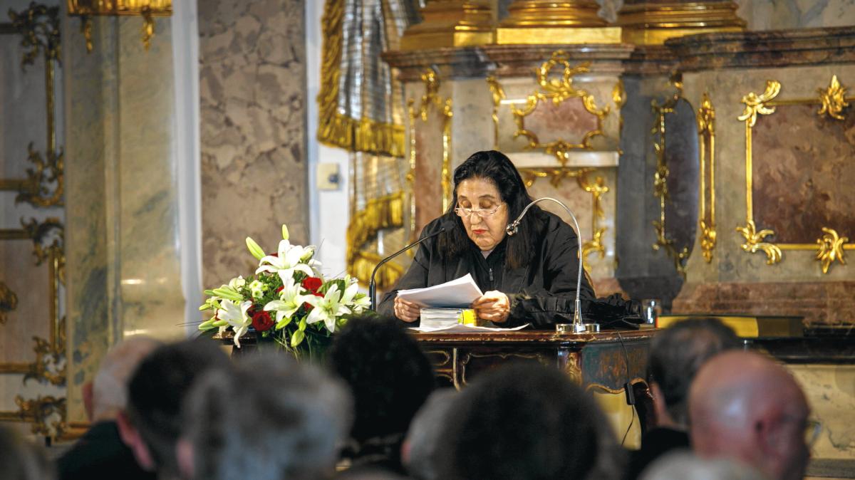 Eine-feine-kluge-und-geistreiche-Beobachterin-Emine-Sevgi-zdamar-erh-lt-den-Augsburger-Brechtpreis