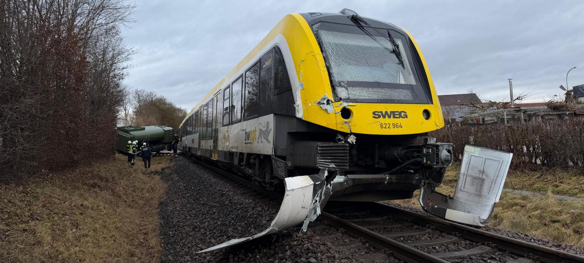 Unfall am Bahnübergang: Zug und Tanklaster krachen zusammen