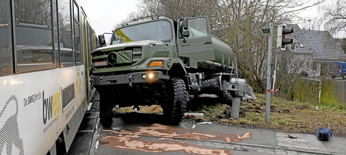 Unfall am Bahnübergang endet glimpflich: Zug und Tanklaster krachen zusammen