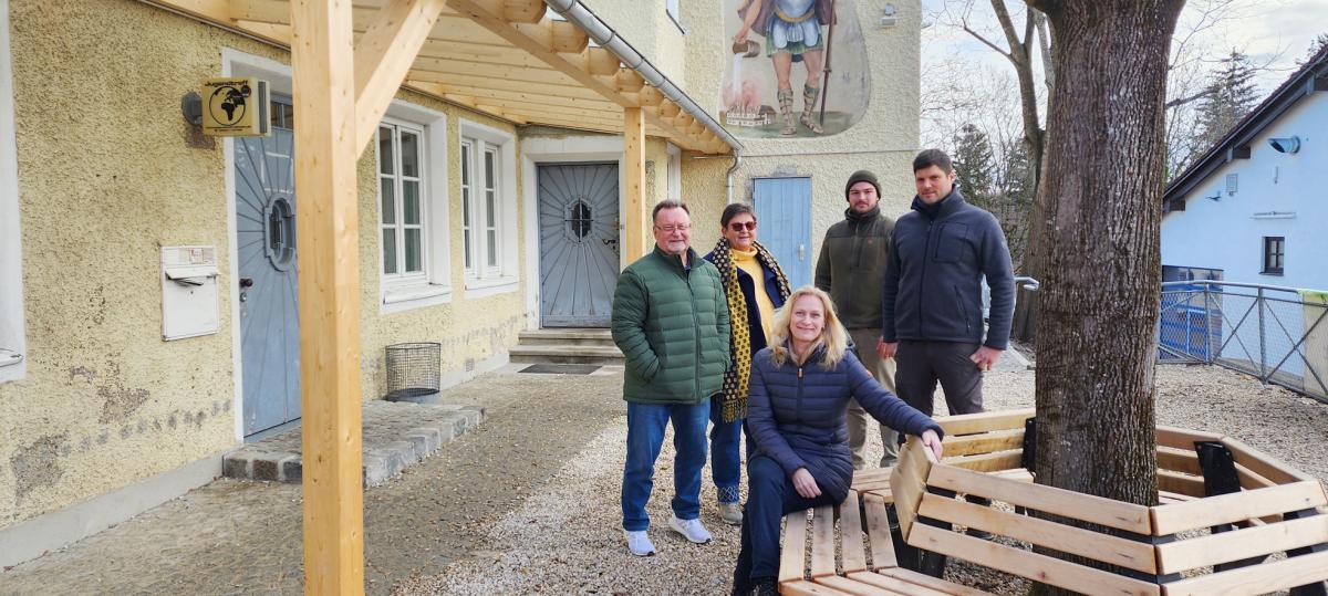 Bürgermeisterin hofft, dass der neue Platz vor Jugendtreff und Musikschule sauber bleibt