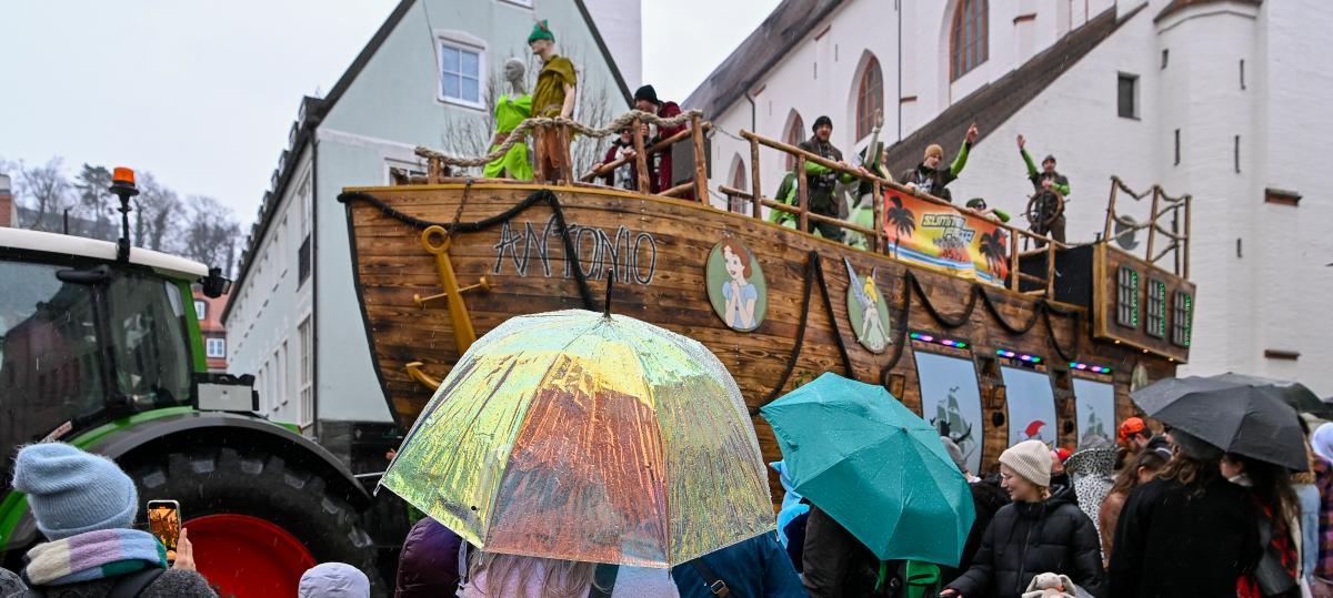 Fasching in Landsberg: Dartsspieler, tausende Zuschauer und feiernde Jugendliche am Lech