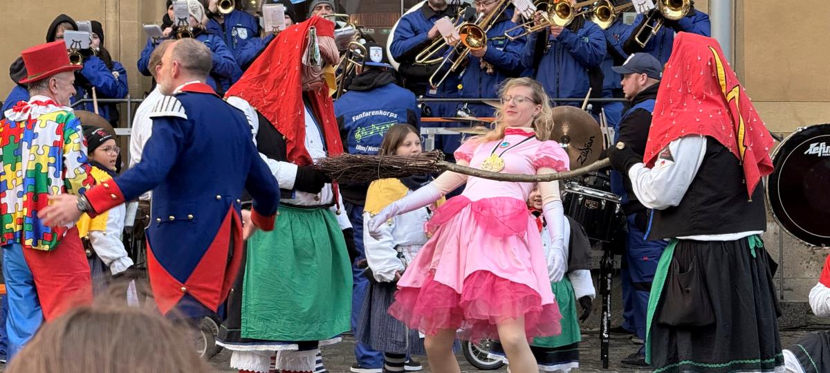 Ulm/Neu-Ulmer Rathaussturm: OB Albsteiger als Peach und Ansbacher als Super-Mario