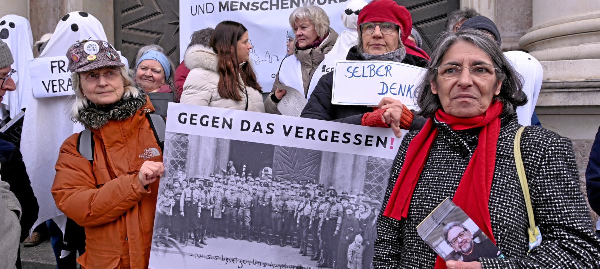 Politiker der demokratischen Parteien unterstützen Aktion der Omas gegen Rechts