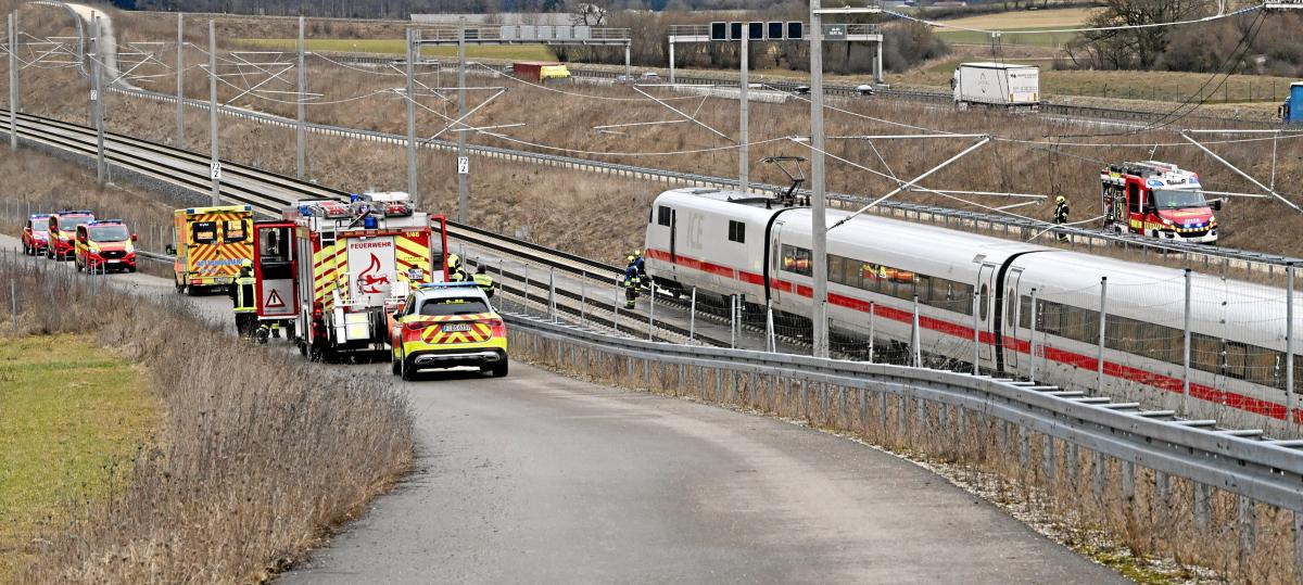 Feuerwehreinsatz an Zugstrecke nach Rauch am ICE: 260 Reisende gestrandet