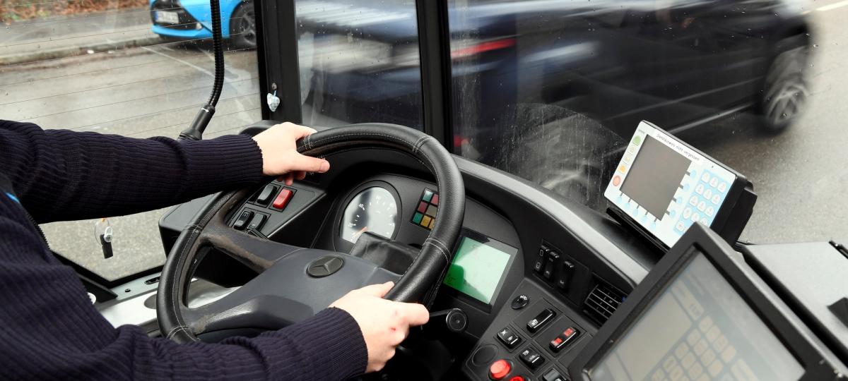 1000 Euro Schaden: Unbekannter wirft Gegenstand gegen vorbeifahrenden Bus