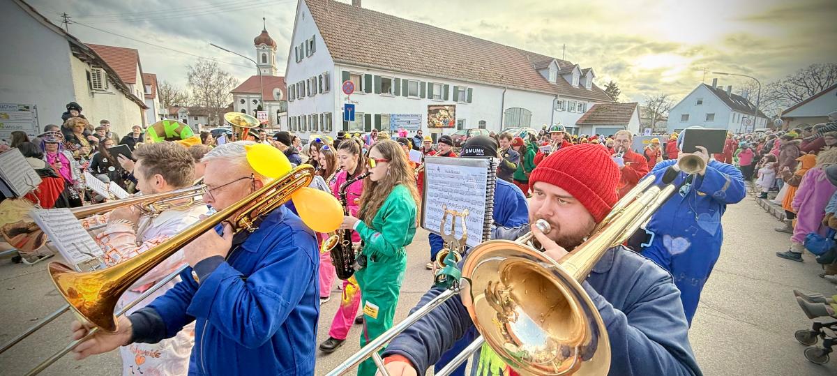 Beste Stimmung beim Umzug durch Straß