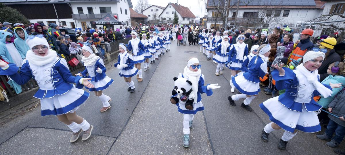 Regen und Wind können die Faschingslaune in Untermühlhausen nicht trüben