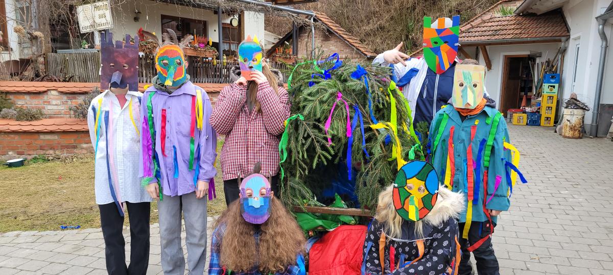 Uralter Faschingsbrauch in Ritzisried: Mit Bachale und Bär von Haus zu Haus