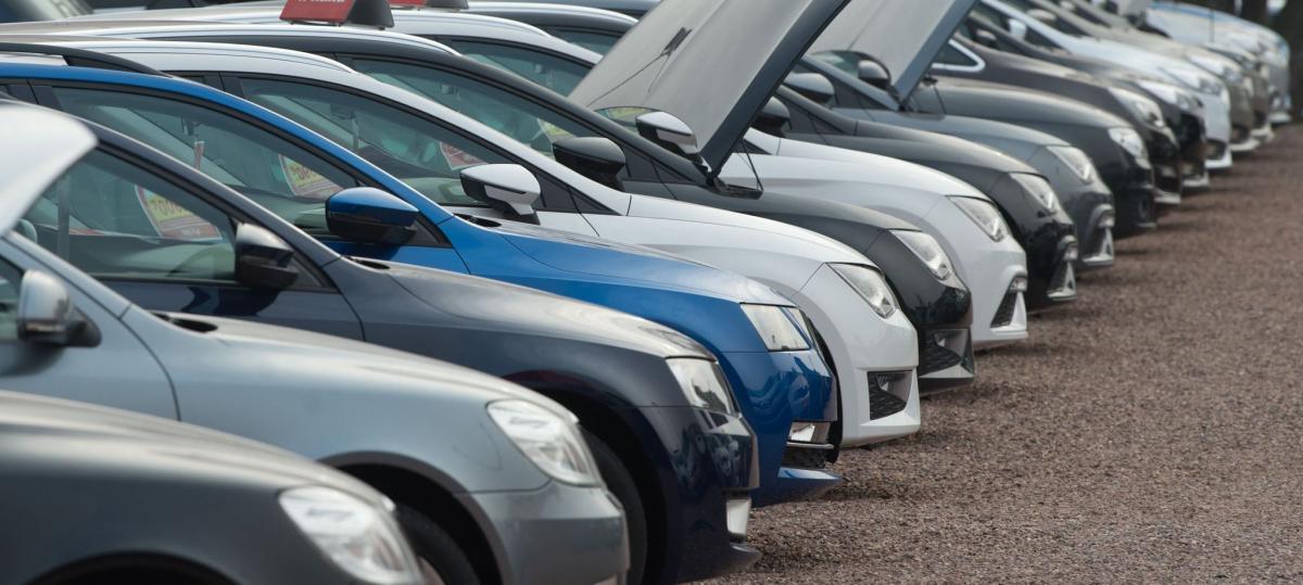 Mit Einsatz von KI: Autohändler versuchte junge Frau zu betrügen