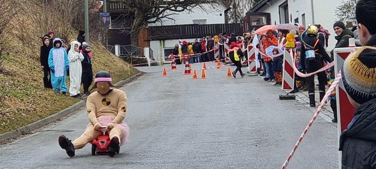 Rasante Abfahrten in Apfeldorf: Unsere Bilder vom Bobbycar-Rennen