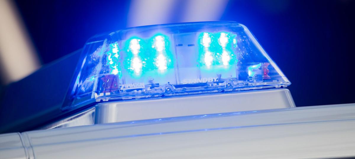 Frau fährt Anhänger an und flüchtet - doch sie wird schnell ermittelt