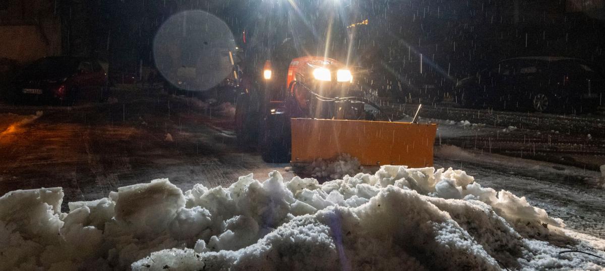 Wintereinbruch rund um Neu-Ulm: Schneemassen bremsen Autos, Busse und Züge aus