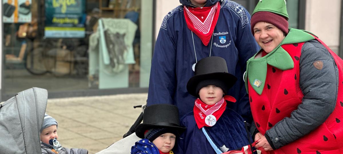 „Das Leben ist ernst genug“: So erleben die Feierwütigen den Gaudiwurm auf dem Rathausplatz