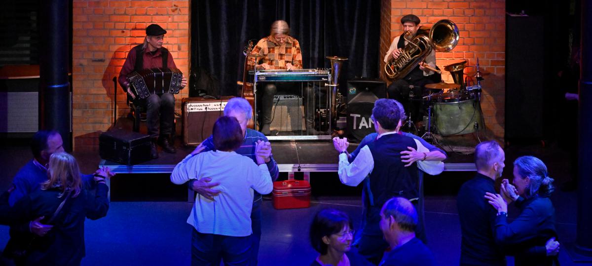 Brassig und schräg: Ein Tanzabend mit Partymusik