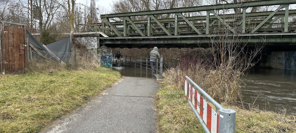 Radweg in Ulm wegen Hochwasser gesperrt